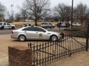  В США вооруженный налетчик захватил заложников в банке