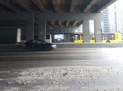 У Києві частини моста падають прямо на дорогу: з'явилися фото
