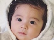 Этой малышке всего 6 месяцев, а она уже с огромной густой шевелюрой (Фото) 