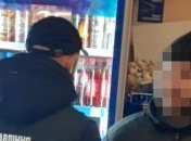 Во Львове вооруженный мужчина совершил нападение на магазин (Фото)