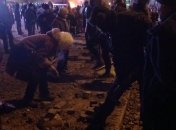 На Грушевского митингующие разбирают брусчатку