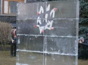 Возле АП установили ледовую инсталляцию "Замороженный конфликт"