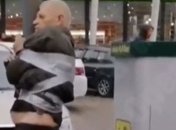 В столице пьяного виновника ДТП привязали к столбу: видео