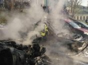 В Киеве неизвестный в балаклаве сжег два автомобиля