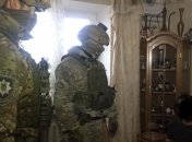 Полицейские в Киеве выломали дверь и спасли женщину от ее сына