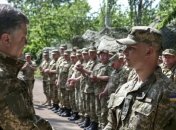 Порошенко наградил бойцов, задержавших военных РФ под Счастьем