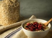 Источник высококачественных белков и витаминов: кому можно есть овсянку