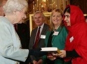 Малала Юсуфзай прогуляла школу ради встречи с королевой Елизаветой