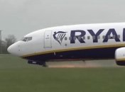 Кадр посадки літака Ryanair