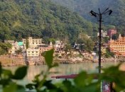 Карантин по-индийски: Шестеро иностранных туристов на месяц самоизолировались в пещере