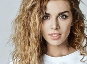 Анна Седокова заинтриговала примеркой свадебного платья 