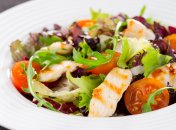 Салат с куриным филе и кукурузой