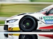 Гонщик управлял машиной одной рукой из-за необычной проблемы с авто (Видео)