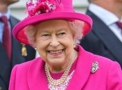 Елизавета II примерила яркий наряд цвета фуксии на турнире по поло