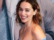 "А теперь я на площадке абсолютно голая": Эмилия Кларк призналась, что ее заставляли раздеться на камеру