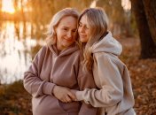 Открытки и картинки с Днем матери 2025