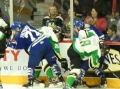 Хоккеист улетел в заградительное стекло после силового приема соперника (Видео)