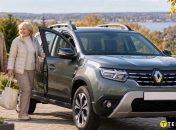 Пожилые супруги возле Renault Duster