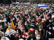 Тысячи белорусов пришли попрощаться с убитым активистом Романом Бондаренко: фото и видео впечатляют