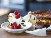 Творожная запеканка с изюмом - отличный вариант в качестве десерта к чаю