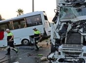Грузовик протаранил автобус с россиянами в Турции
