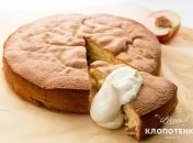 Шарлотка с персиками