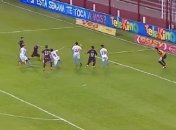 Футболисты устроили "мясорубку" в штрафной, но все-таки запихнули мяч в ворота (видео)