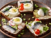 Этот бутерброд по-эстонски проще скушать, чем запомнить его название