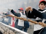 Самый длинный шашлык приготовили в центре Киева