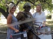 Російські військові присутні на "виборчих дільницях"