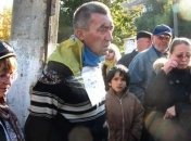 На Донбассе мужчину с украинским флагом привязали к столбу