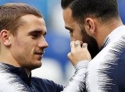 Гризманн на удачу перед матчами ЧМ трогает усы будущего мужа Памелы Андерсон