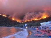 В Греции около тысячи туристов эвакуировали из-за обширных лесных пожаров