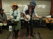 Даже прохожие не узнали: Кристина Агилера спела в метро (Видео)  