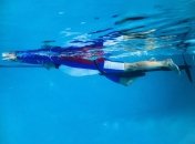 Человек плывет с помощью "морского велосипеда"