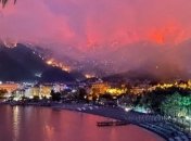 Пожежа в Туреччині: туристи сплять на вулицях, до гасіння залучили авіацію (відео)