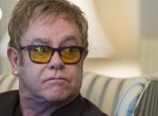 В самом разгаре скандала Элтон Джон носит ''Dolce&Gabbana''