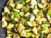 Оригинальный салат с жареными кабачками и орехами