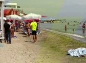 Рядом продолжали отдыхать люди: в Одессе труп 4 часа лежал на пляже (видео)