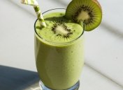 Смузи станет отличным вариантом завтрака или перекуса (изображение создано с помощью ИИ)