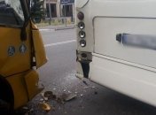 В Киеве не разминулись две маршрутки: есть пострадавшая 