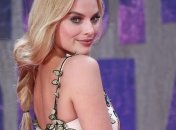 Марго Робби вышла в свет в платье с глубоким декольте