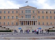 Жесткие меры экономии нужны для того чтобы уберечь страну от банкротства.