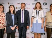 Аркадий Дворкович в окружении Анны и Марии Музычук, Лэй Тинцзе, Хампи Конеру