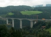 В Австрии женщина выжила после падения с моста