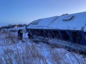 Водитель автобуса не справился с управлением, из-за чего транспорт выбросило с трассы