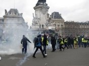 Полиция Парижа вновь применяла слезоточивый газ к "желтым жилетам"