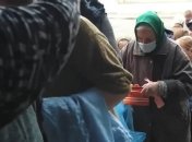 "С лопаты в два раза вкуснее бы была": в обнищавшем Донецке - очереди за бесплатной кашей (видео)