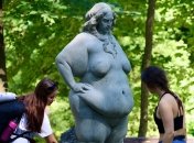Во Львове надругались над скандальной скульптурой тучной женщины (фото)