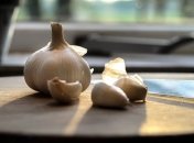 Медики объяснили, для чего необходимо класть чеснок под подушку